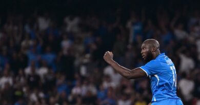 L’ex Conte prepara lo sgambetto alla Juventus, ma il suo Napoli parte dietro nelle quote. Si accende nei bookie la sfida Vlahovic-Lukaku